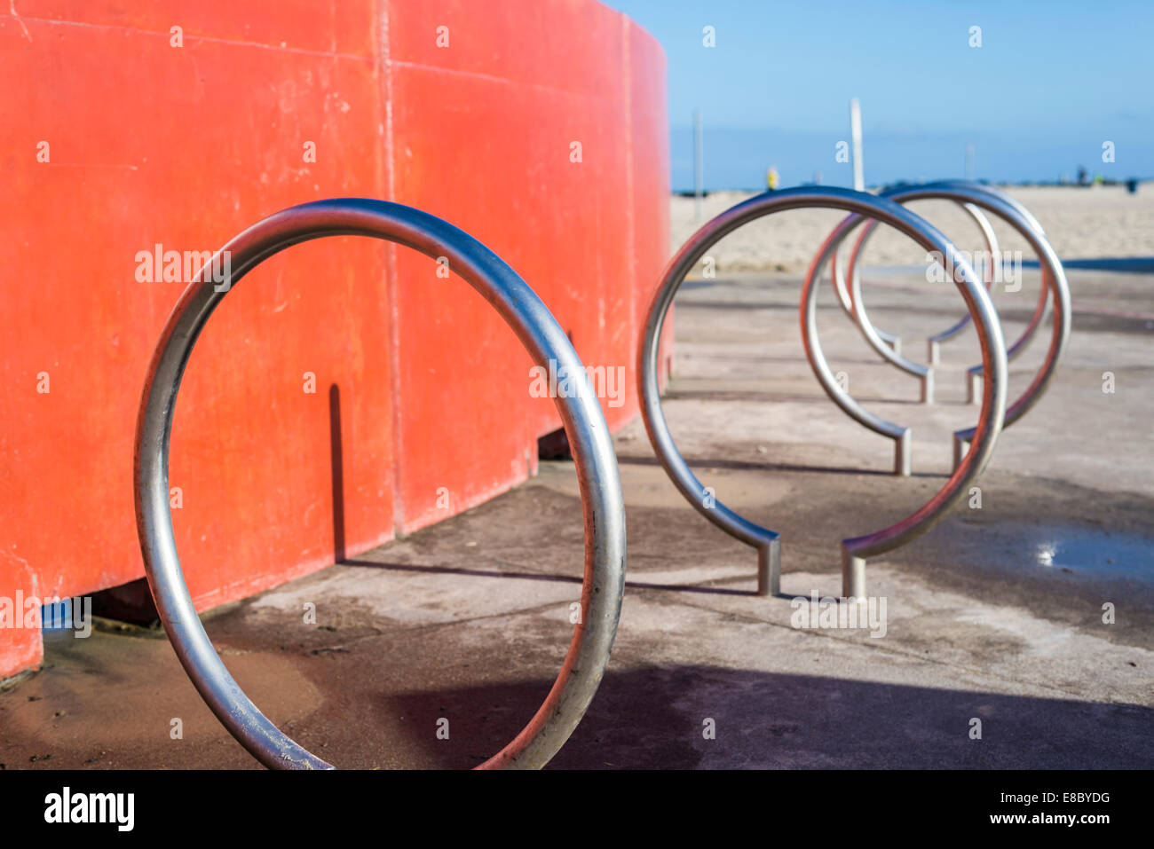 Una forma circolare in metallo posti in bicicletta a Ocean Beach. San Diego, California, Stati Uniti. Foto Stock