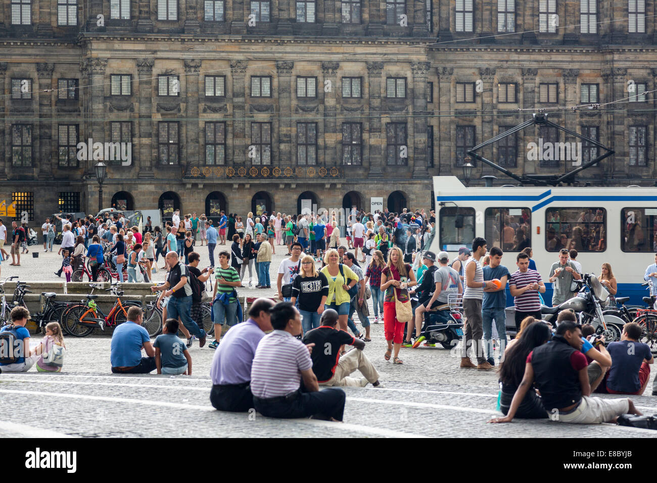 La folla rilassante in Piazza Dam, o semplicemente la diga, una piazza della città di Amsterdam, la capitale dei Paesi Bassi. Foto Stock