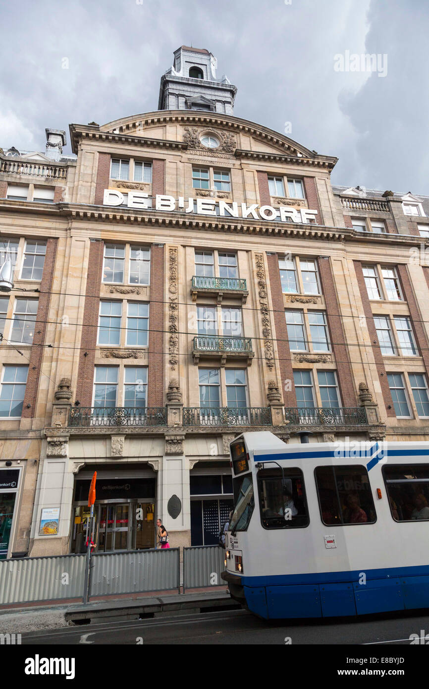 Il tram davanti del flagship store di De Bijenkorf magazzini, Piazza Dam, Asmterdam, Olanda Foto Stock