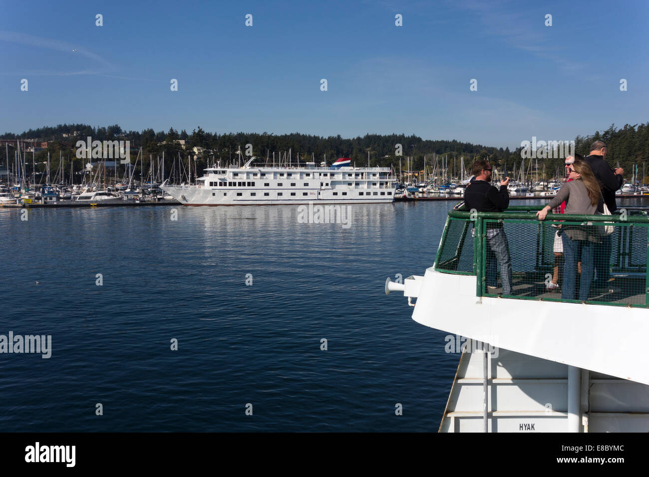 Stato di Washington avvicinamento dei traghetti del porto di Roche, le Isole San Juan, USA, con spirito americano la nave di crociera ancorato, Foto Stock