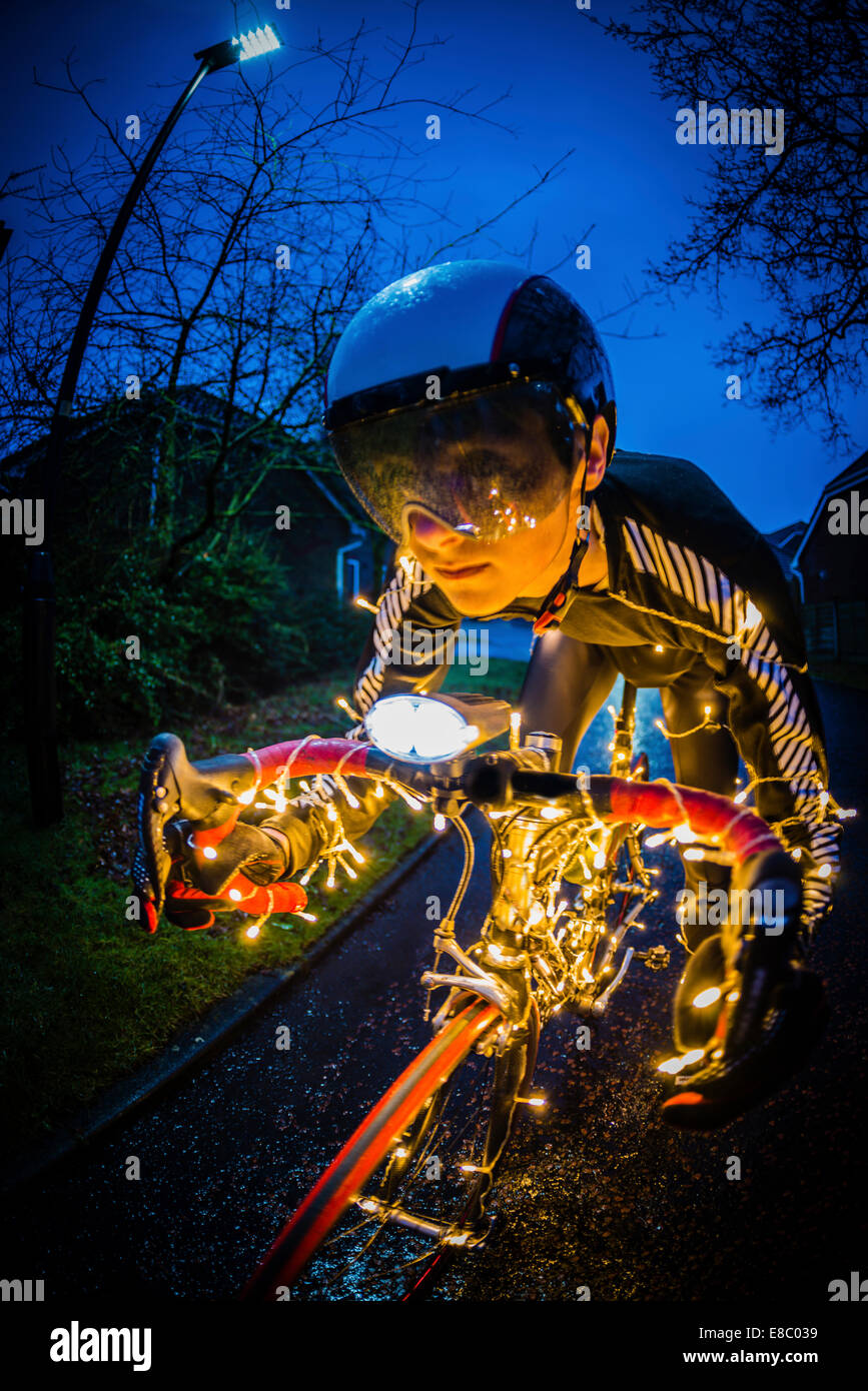 Albero di Natale ciclista con illuminazione a LED di notte. Foto Stock