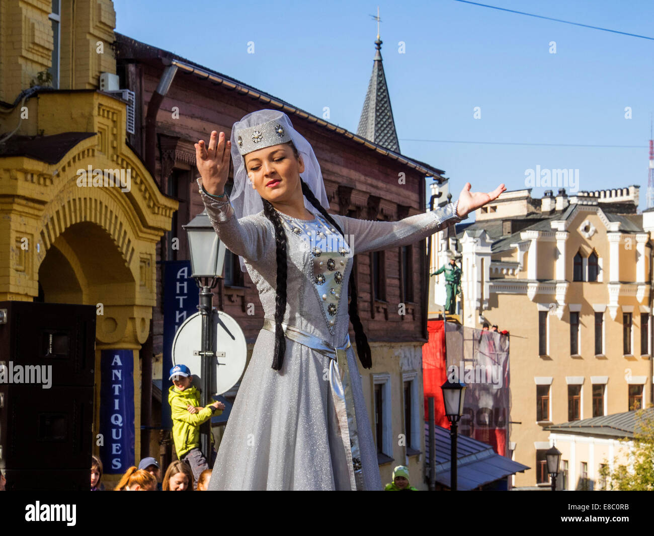 Kiev, Ucraina. 4 Ott 2014. Per i residenti di Kiev realizzato ​​Georgian dance ensemble "Iberieli' -- Tbilisoba è una celebrazione di musica georgiana, ballare e cantare nel centro della citta'. Festival si è tenuto con il sostegno dell'Ambasciata della Georgia. Credito: Igor Golovnov/Alamy Live News Foto Stock