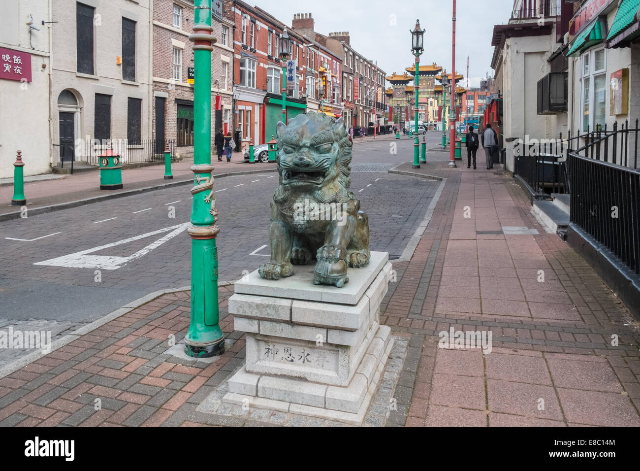 Statua del drago in Chinatown, Nelson Street, Liverpool, Merseyside England Regno Unito Foto Stock