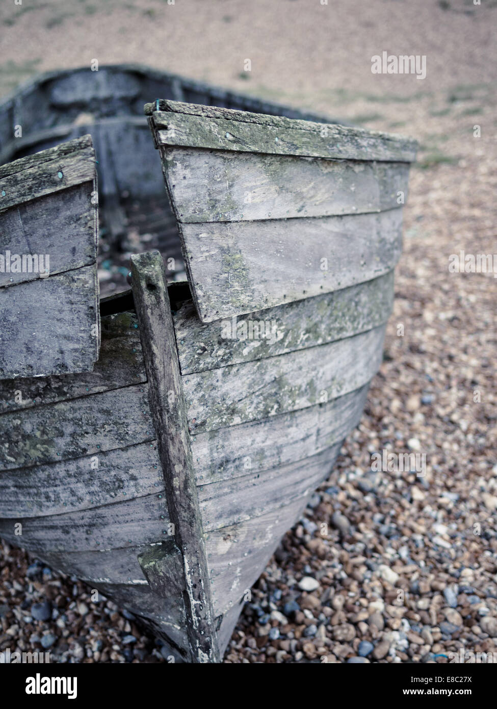 Relitto barca sulla spiaggia ghiaiosa di Dungeness, Kent, Inghilterra, Regno Unito. Foto Stock