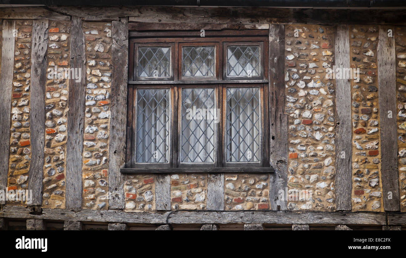 Struttura in legno in stile Tudor House, pareti di pietra focaia, piombo windows. Little Walsingham, Norfolk, Regno Unito. Foto Stock