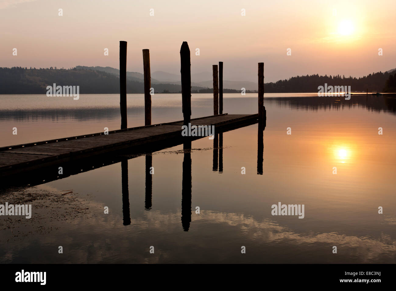 Tranquilla caldo tramonto sul lago. Foto Stock