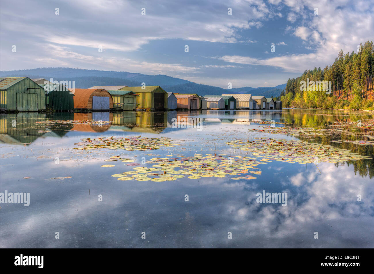 Garage in barca sul lago calmo. Foto Stock