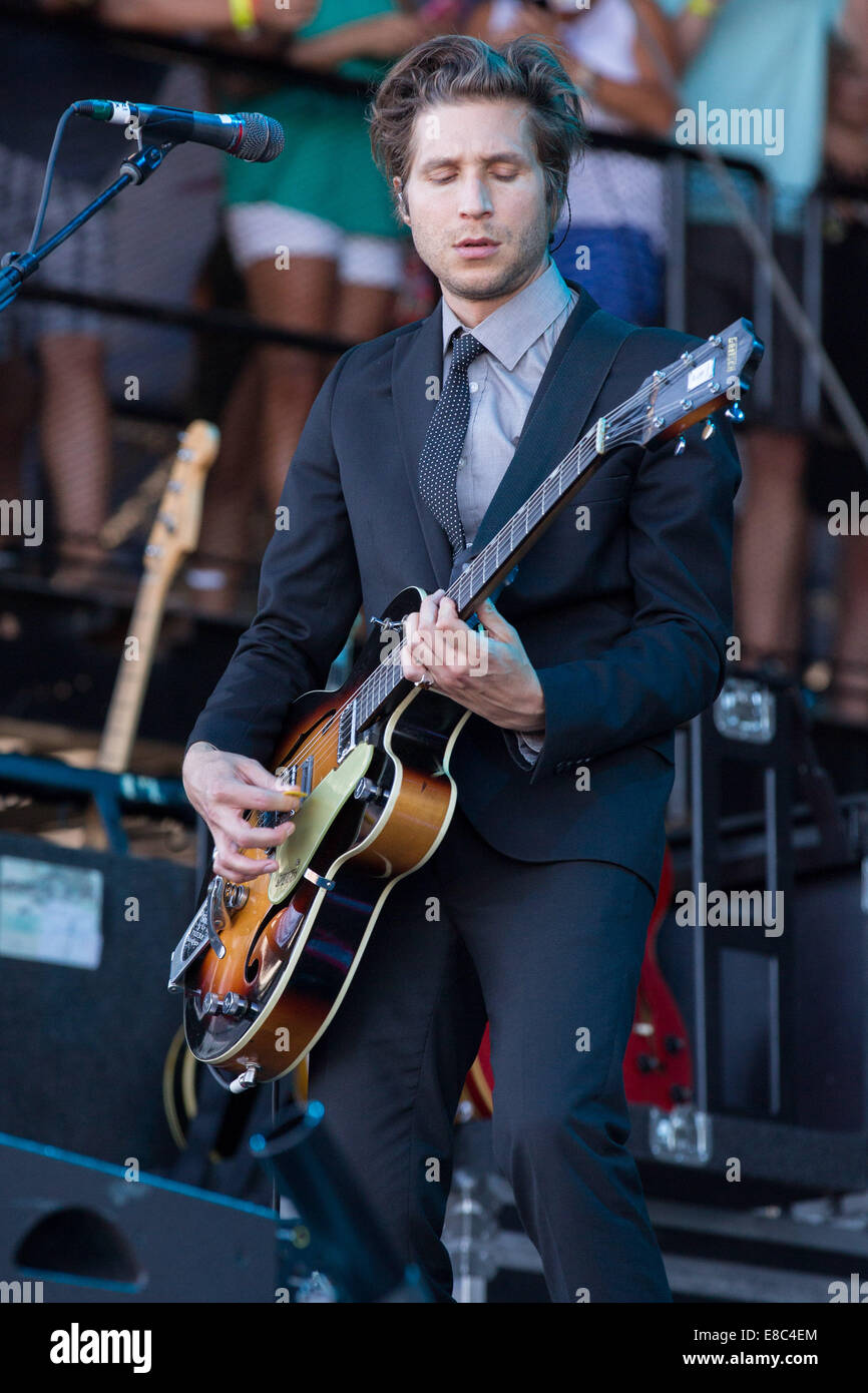 Austin, Texas, Stati Uniti d'America. 4 Ott 2014. Musicista DANIEL KESSLER della banda Interpol si esibisce dal vivo a Austin City Limits music festival di Austin in Texas Credito: Daniel DeSlover/ZUMA filo/Alamy Live News Foto Stock