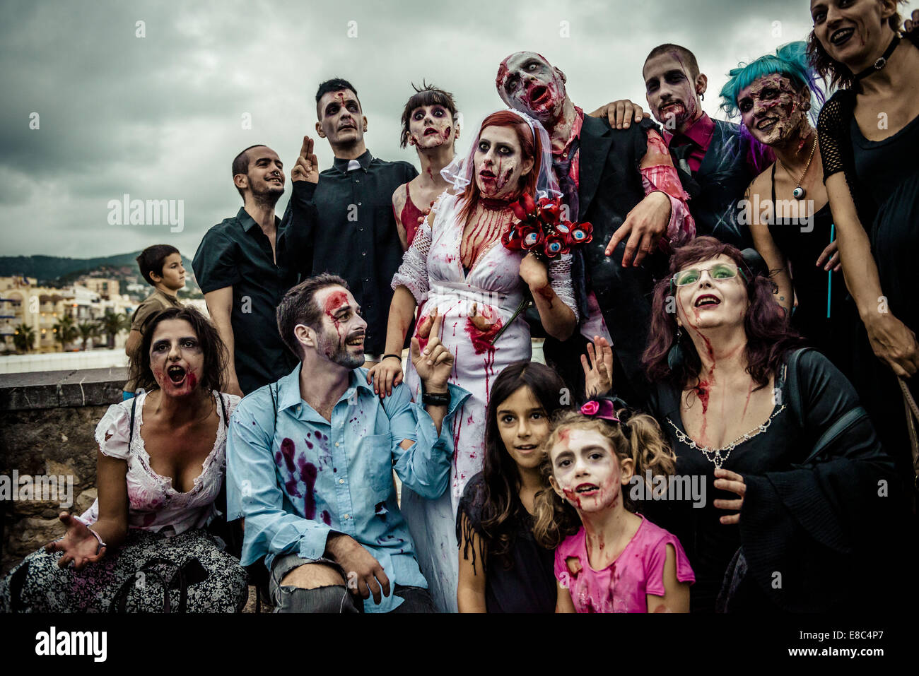 Sitges, Spagna. 4 Ott 2014. Gli zombie di tutti i tipi si riuniscono per la Sitges Zombie a piedi 2014 Credit: Matthias Oesterle/ZUMA filo/ZUMAPRESS.com/Alamy Live News Foto Stock