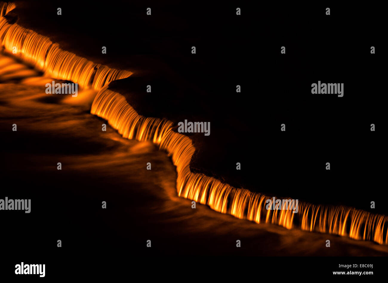Cascades illuminata di notte sopra medio scende, Letchworth State Park, New York Foto Stock