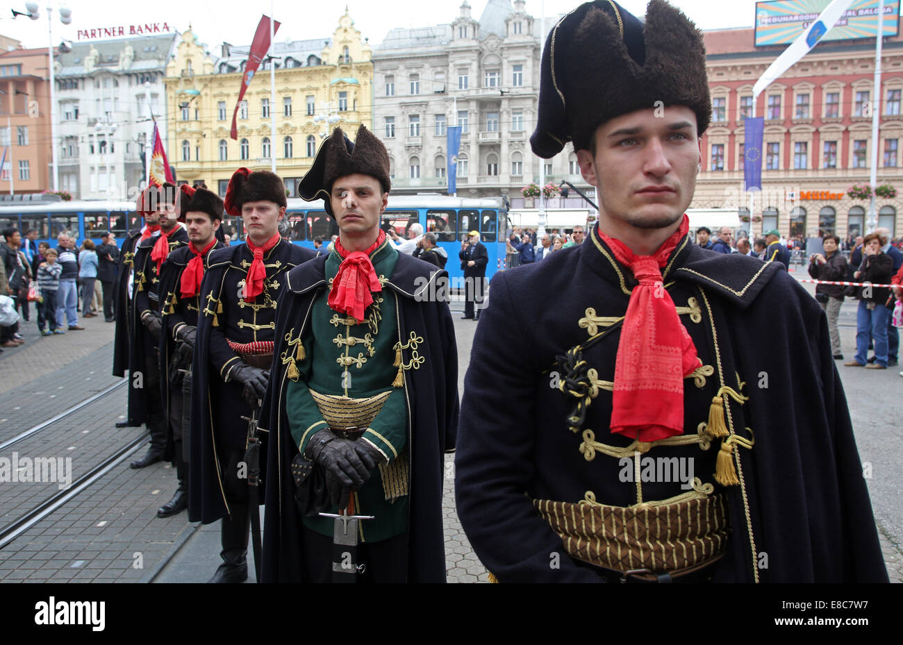 Guardia d'onore della Cravat reggimento popolare attrazione turistica a Zagabria. su ottobre 04, 2014 Foto Stock