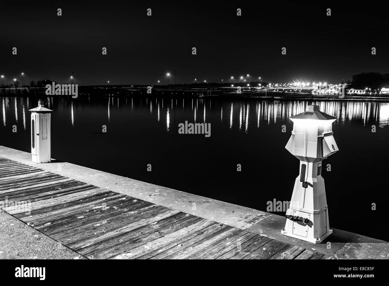 Il molo sul Fiume Potomac di notte in porto nazionale, Maryland. Foto Stock