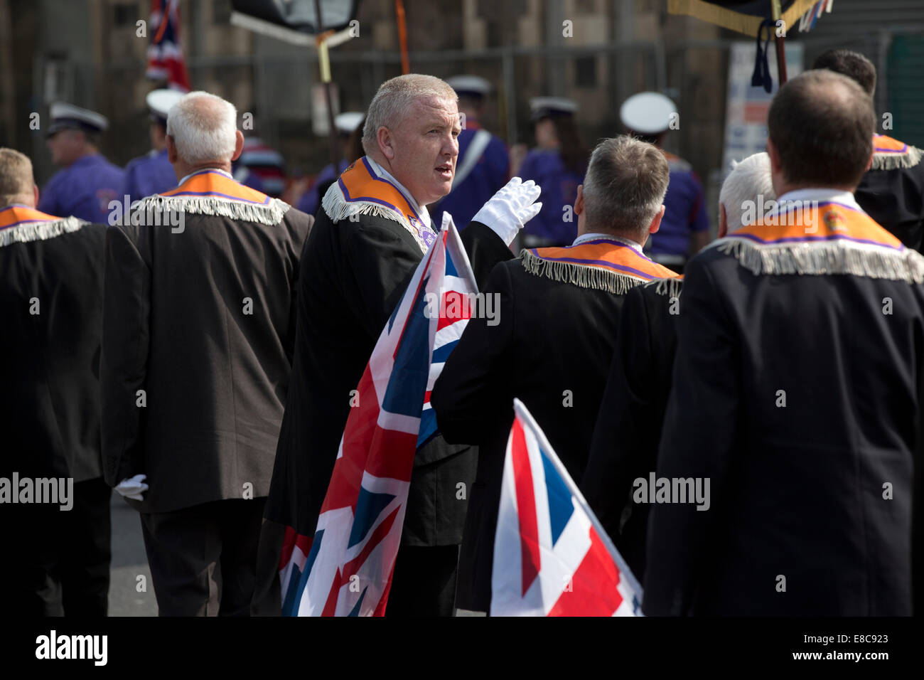 I membri delle Chiese protestanti ordine arancione marciando attraverso Edimburgo per mostrare il loro sostegno per il no in occasione del prossimo referendum. Foto Stock