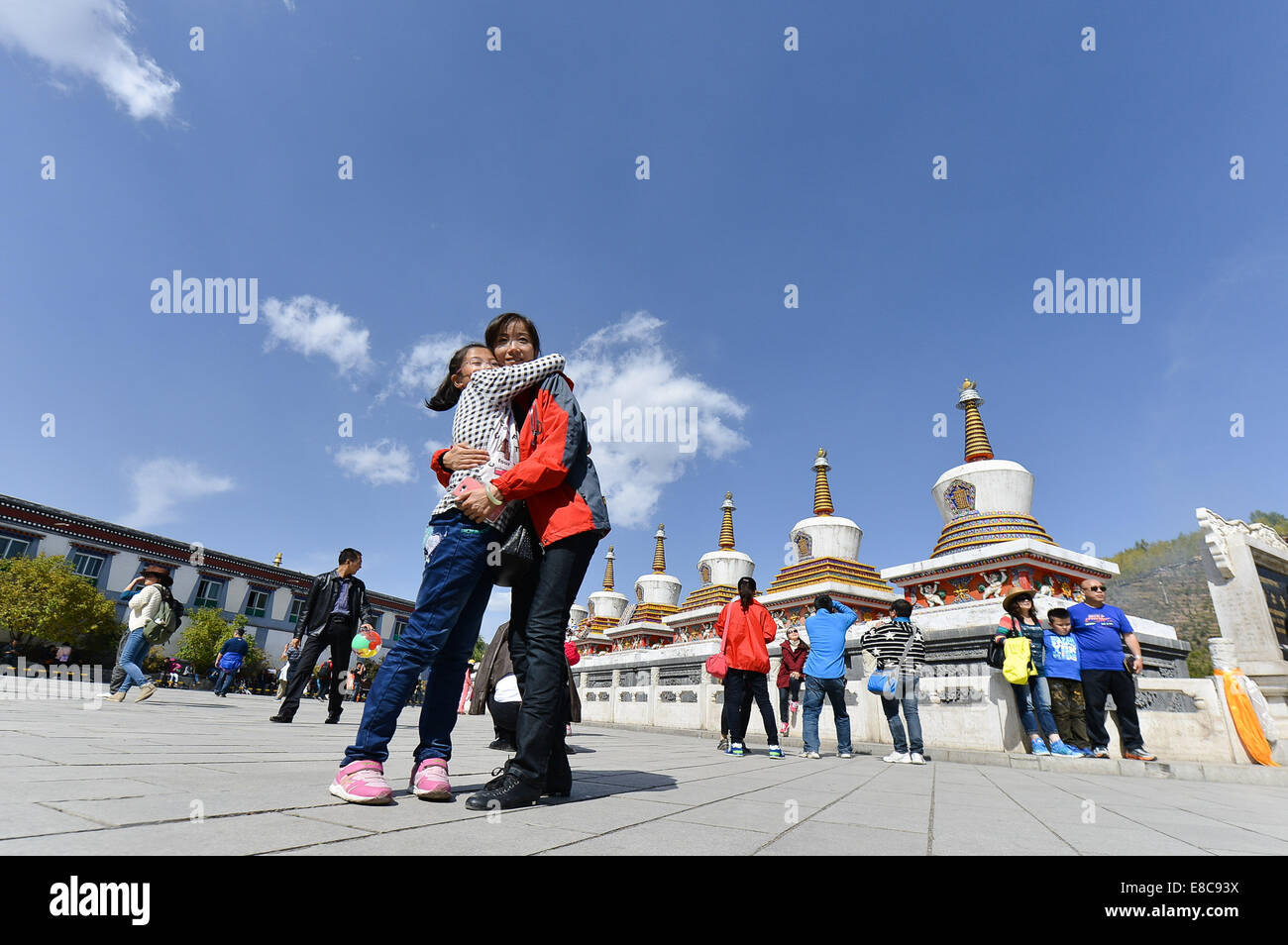 Xi'ning. 3° Ott, 2014. Persone tour Taer il monastero nel nord-ovest della Cina di Provincia di Qinghai, Ottobre 3, 2014. Il turismo è in piena espansione in Provincia di Qinghai, con più di 16 milioni di arrivi di turisti nei primi otto mesi, detto il provinciale ufficio del turismo. Gli arrivi turistici in provincia sono previsioni per vedere una registrazione ad alta durante la giornata nazionale vacanza dal 1 Ottobre al 7. © Wu pista/Xinhua/Alamy Live News Foto Stock