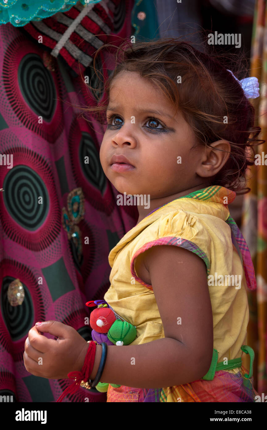 Incredibile belle grandi occhi. Little Indian girl in colorati abiti tradizionali Foto Stock