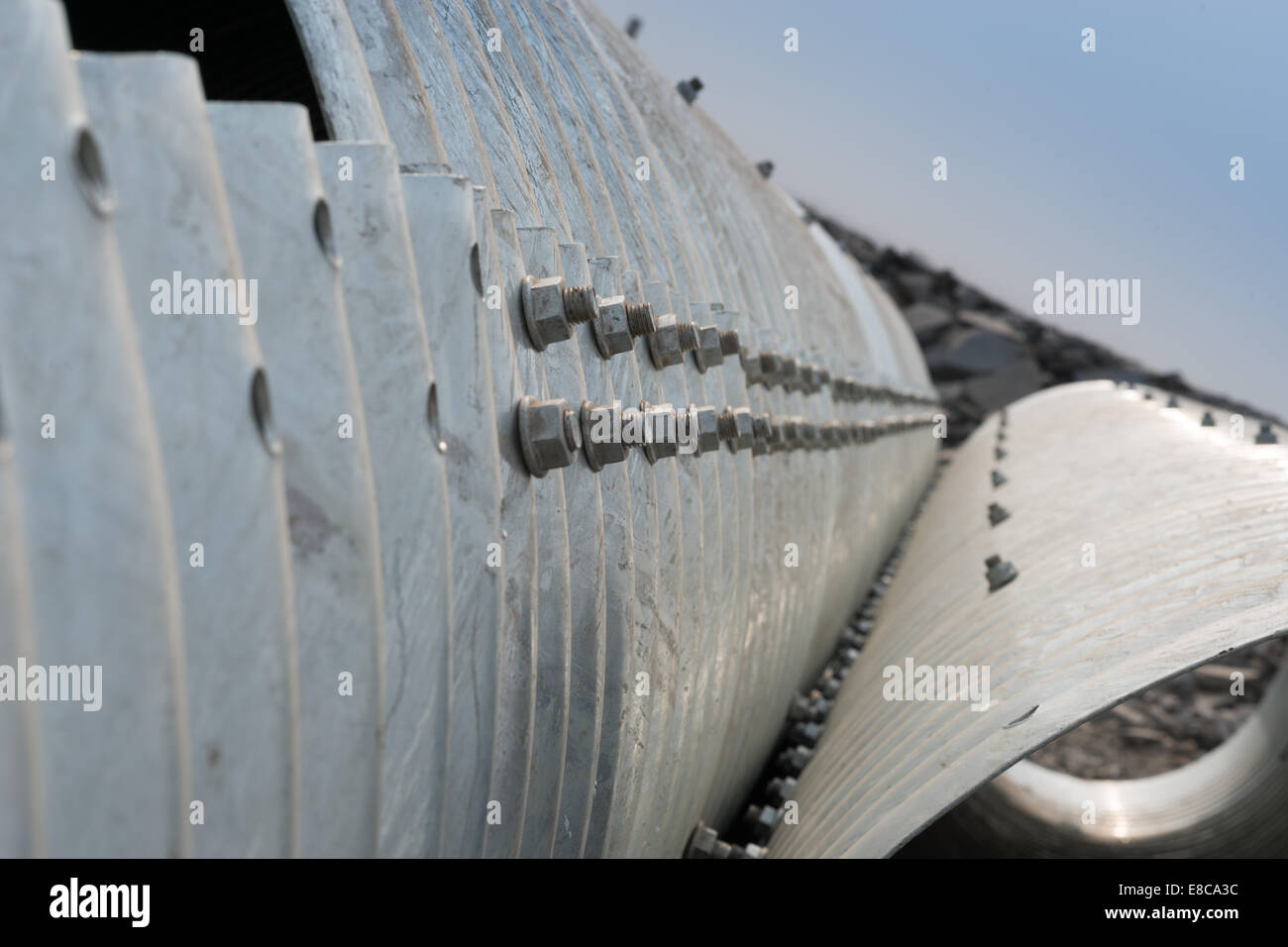 Diametro di grandi dimensioni in acciaio galvanizzato di canali sotterranei di sedersi a fissare in area pronto per essere installato per la gestione delle acque meteoriche in una grande miniera. Foto Stock