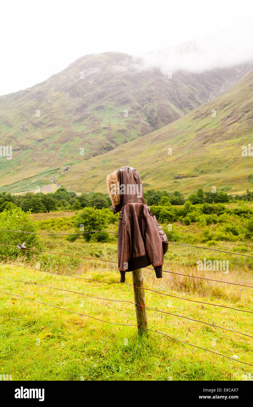 Vintage giacca di pelle appesa sopra un recinto pole nelle highlands Foto Stock