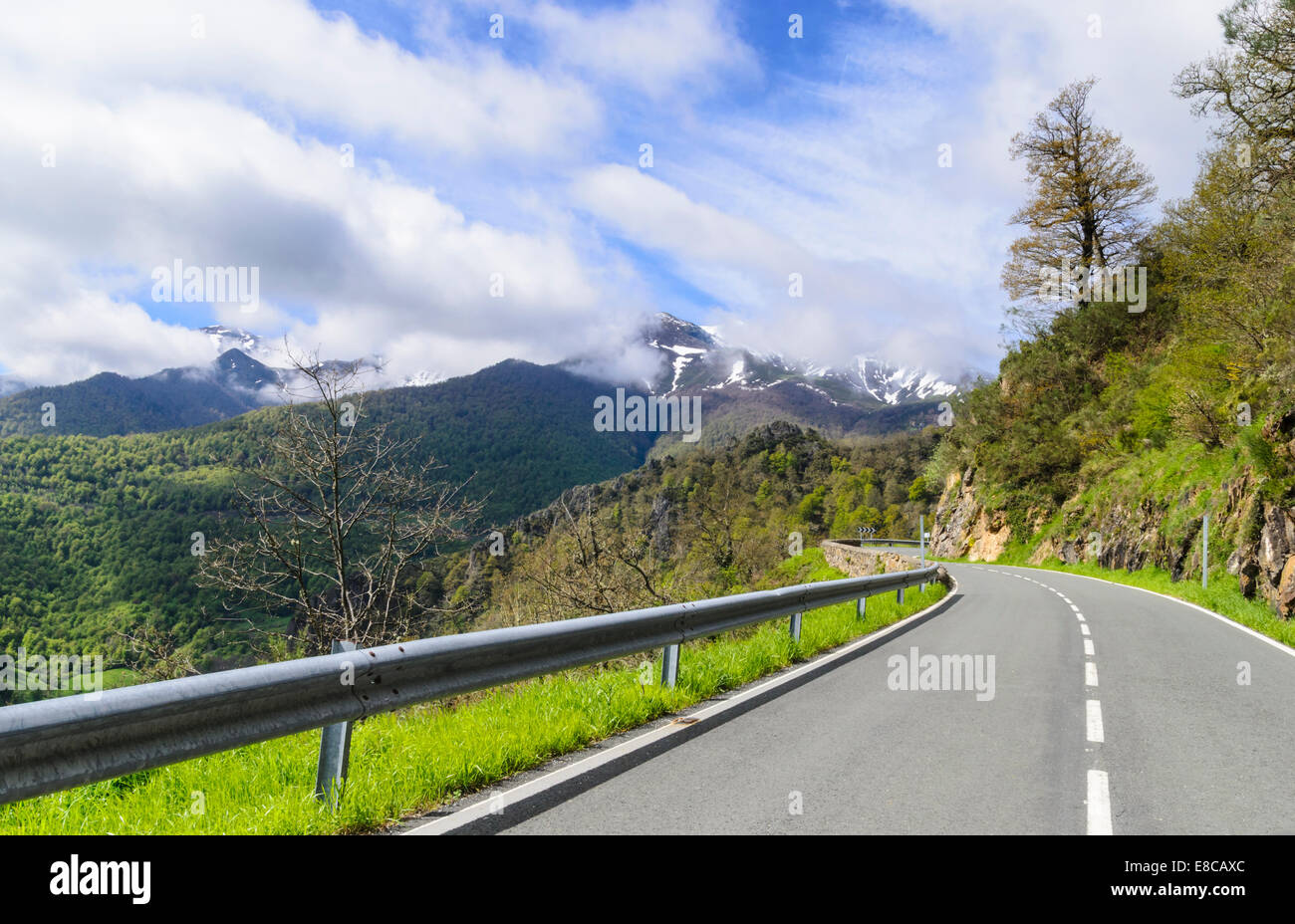 Strada vuoto nelle montagne della Cantabria, SPAGNA Foto Stock