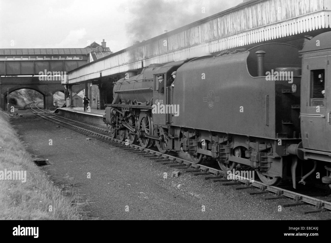 Original British Railways locomotiva a vapore 45493 a Aylesbury in Inghilterra negli anni sessanta Foto Stock