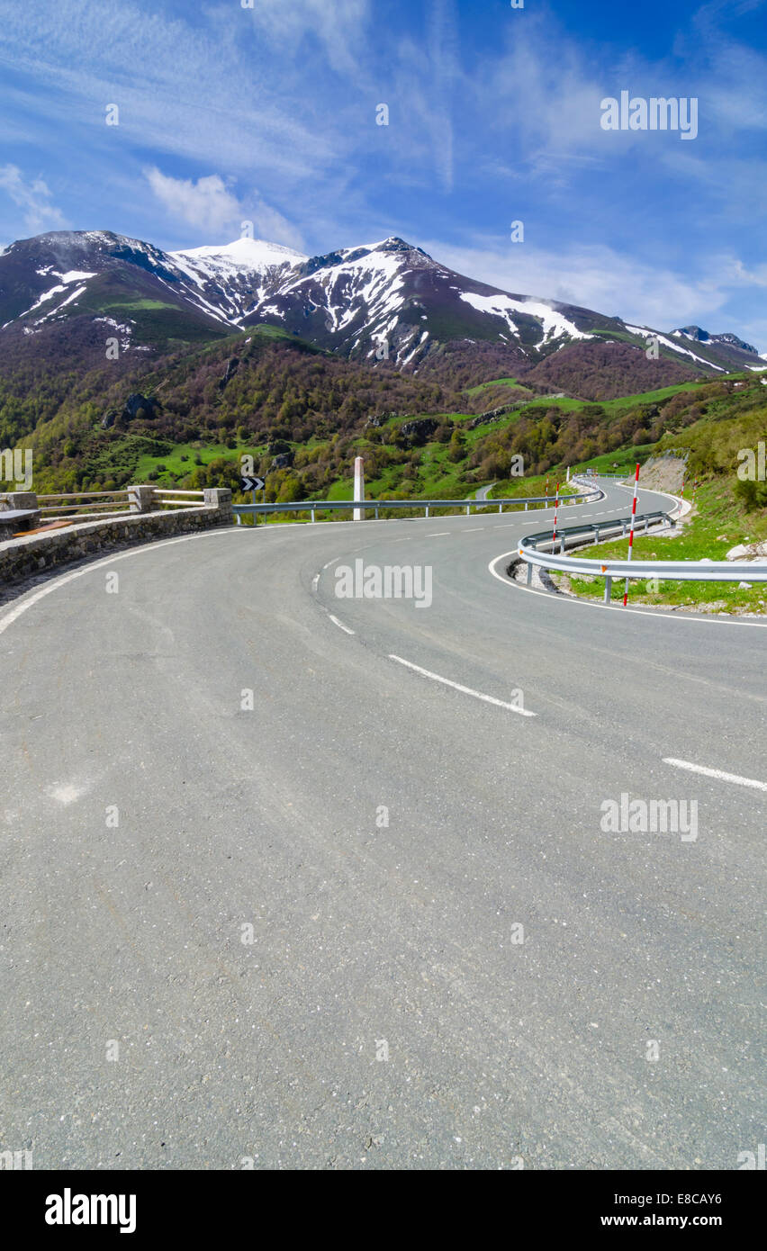 Svuotare tortuosa strada nelle montagne della Cantabria, SPAGNA Foto Stock