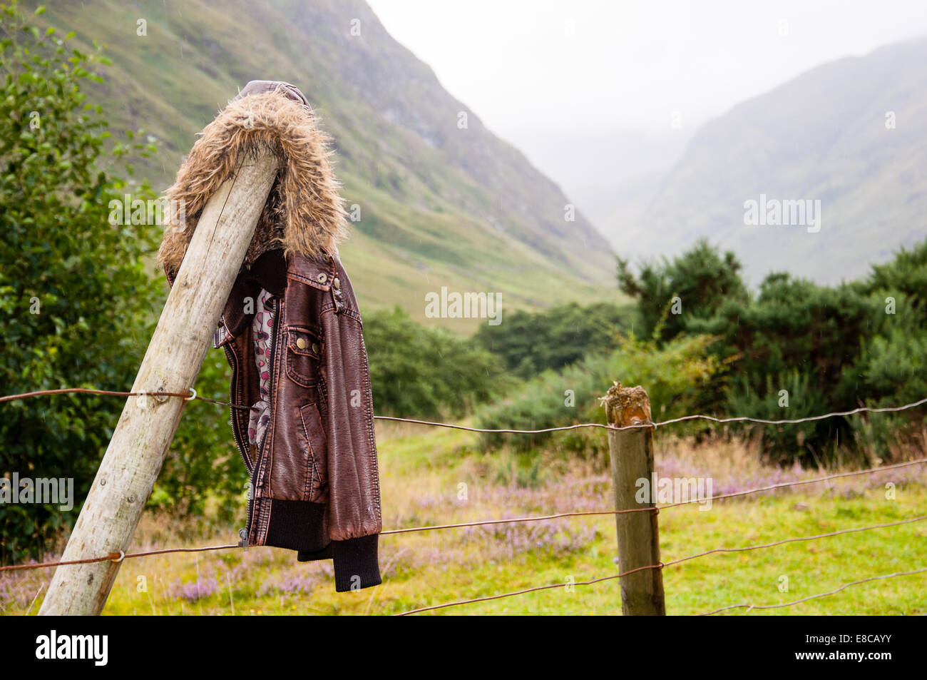 Vintage giacca di pelle appesa sopra un recinto pole nelle highlands Foto Stock