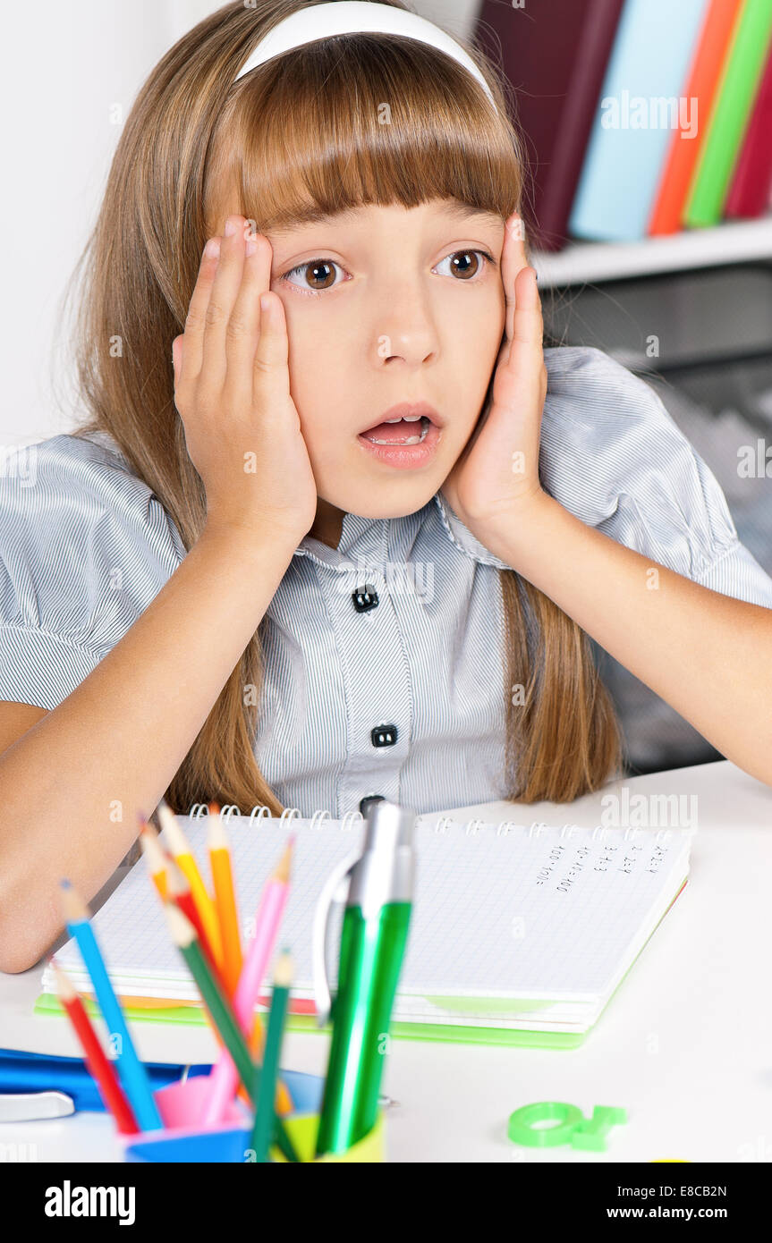 Ragazza facendo i compiti di scuola Foto Stock