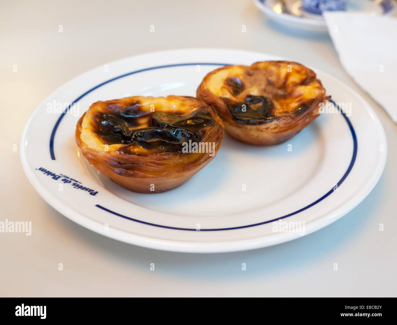 Pasteis de Belem (tradizionale crema pasticcera crostata) nella famosa Casa Pasteis de Belem, Lisbona, Portogallo Foto Stock