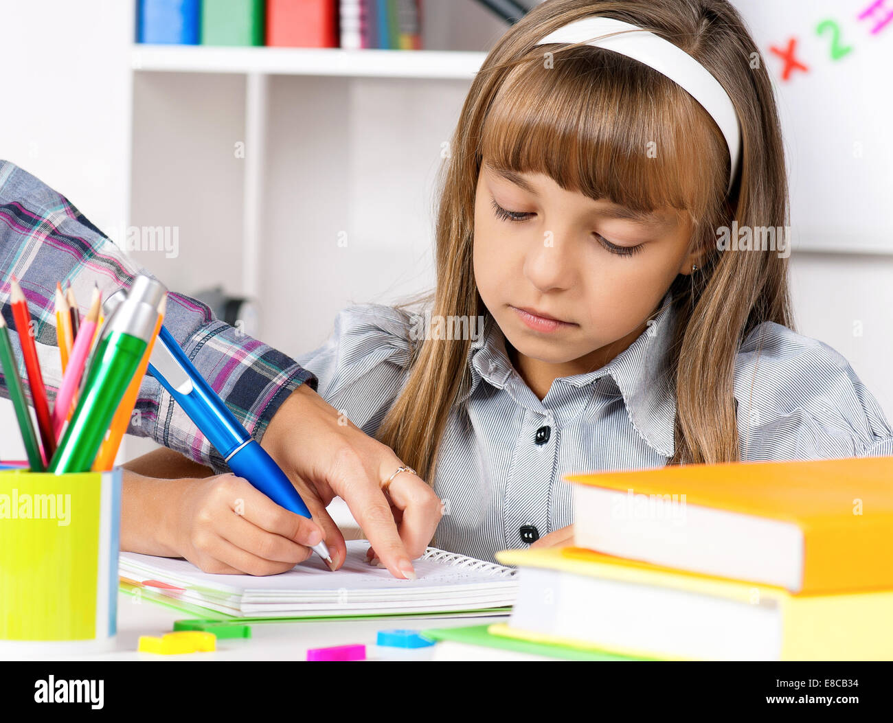 Ragazza facendo i compiti di scuola Foto Stock