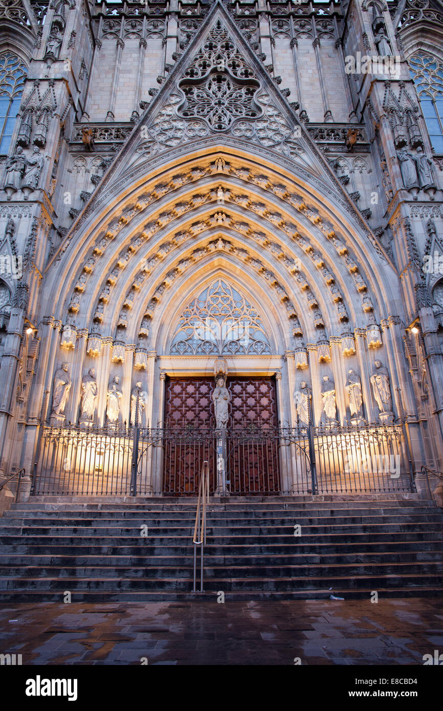 Portale gotico alla Cattedrale di Barcellona illuminata di notte in Catalogna, Spagna. Foto Stock