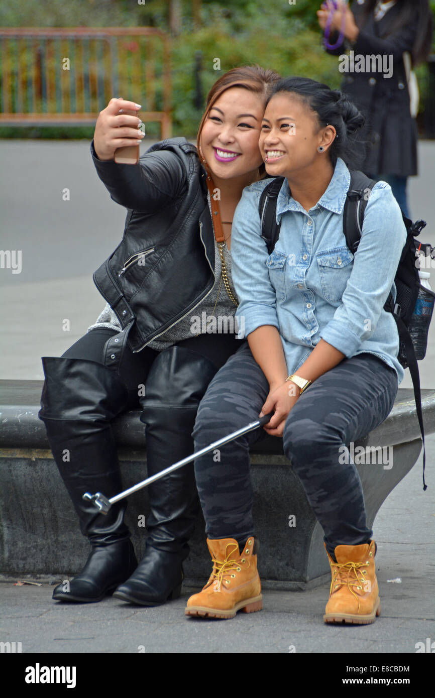Due donne che prendono un selfie in Washington Square Park nel Greenwich Village di New York City Foto Stock