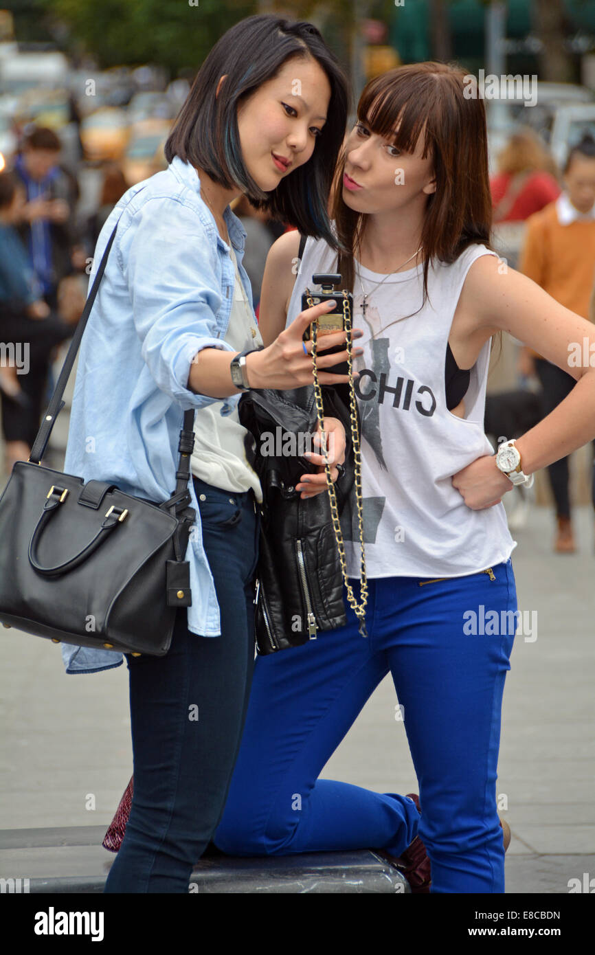 Due donne che prendono un selfie in Washington Square Park nel Greenwich Village di New York City Foto Stock