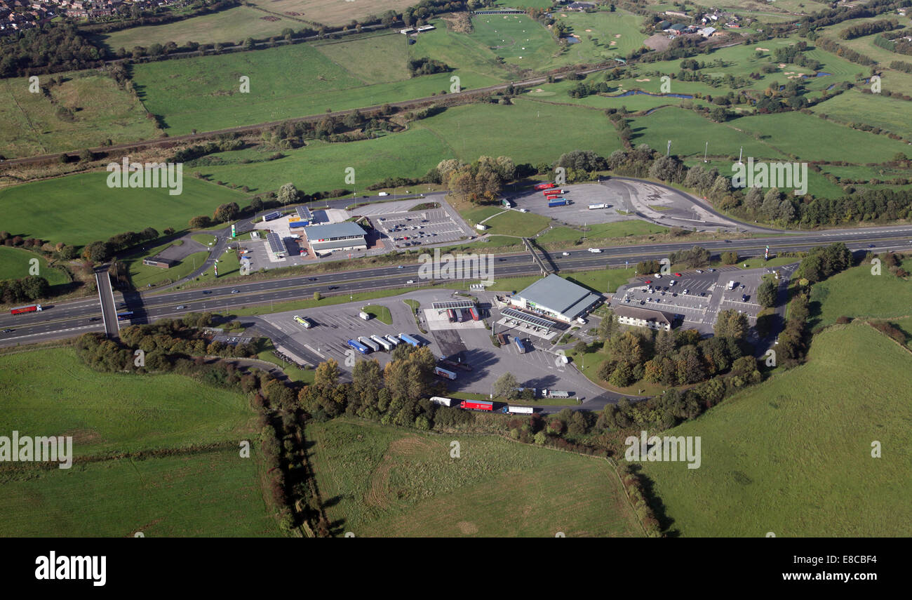 Vista aerea di Rivington Servizi sulla M61 Autostrada vicino a Bolton Foto Stock