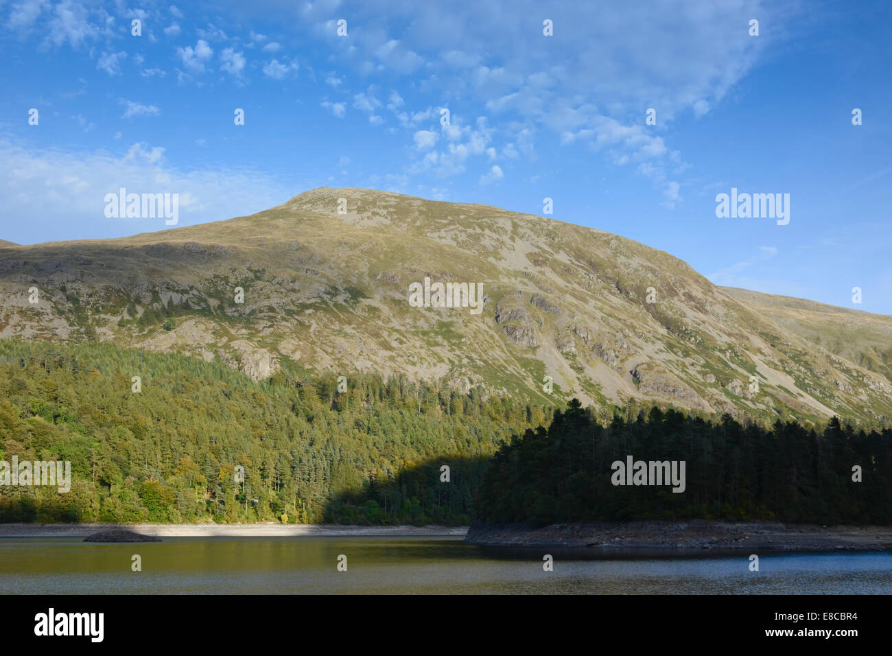 Una vista di Helvellyn e il serbatoio Thrilmere in Cumbria Foto Stock