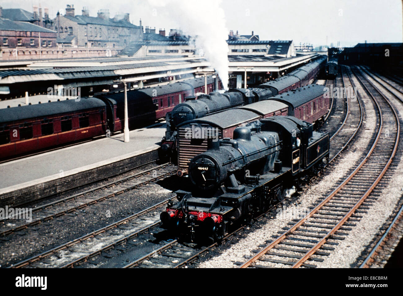 Original British Railways locomotive a vapore 46497 e 46160 durante gli anni sessanta Foto Stock