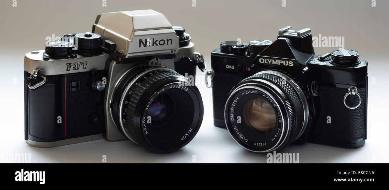 Nikon F3/T e Olympus OM2 classico film telecamere. Foto Stock