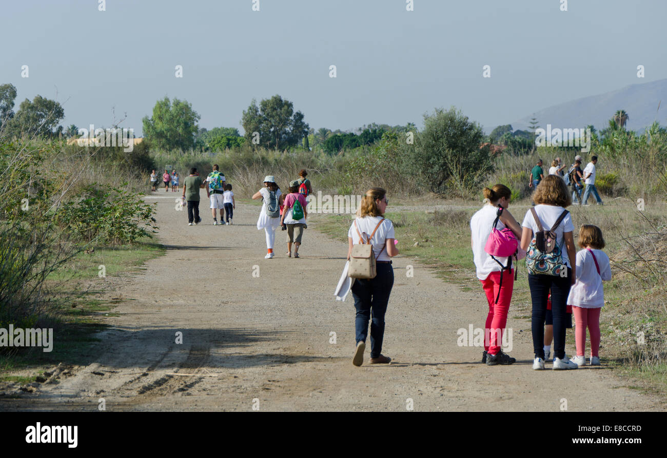 Le persone che si godono la natura a piedi. Parco naturale di Guadalhorce, Malaga. Spagna. Foto Stock