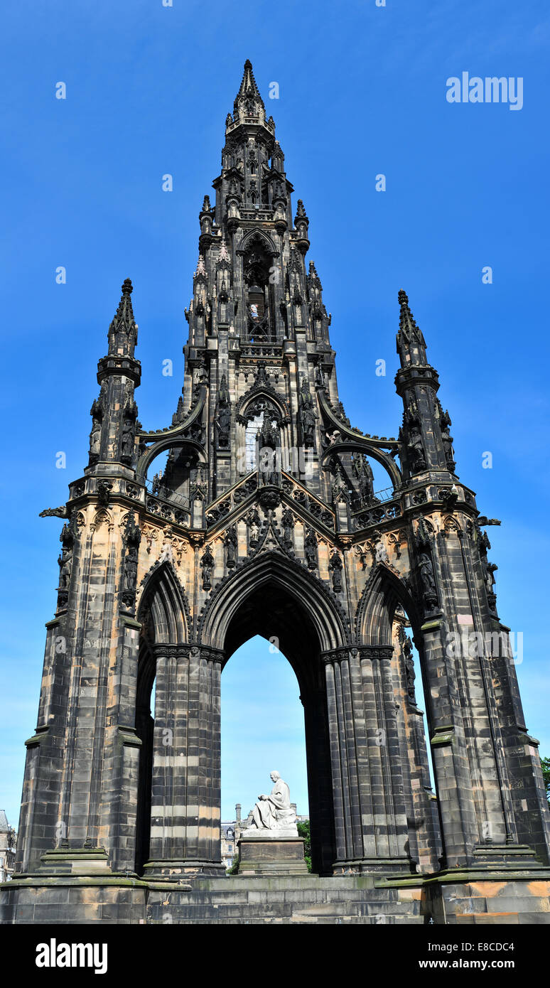 Il monumento di Scott, Edimburgo, sotto il sole di un Pomeriggio di Giugno con un cielo blu Foto Stock
