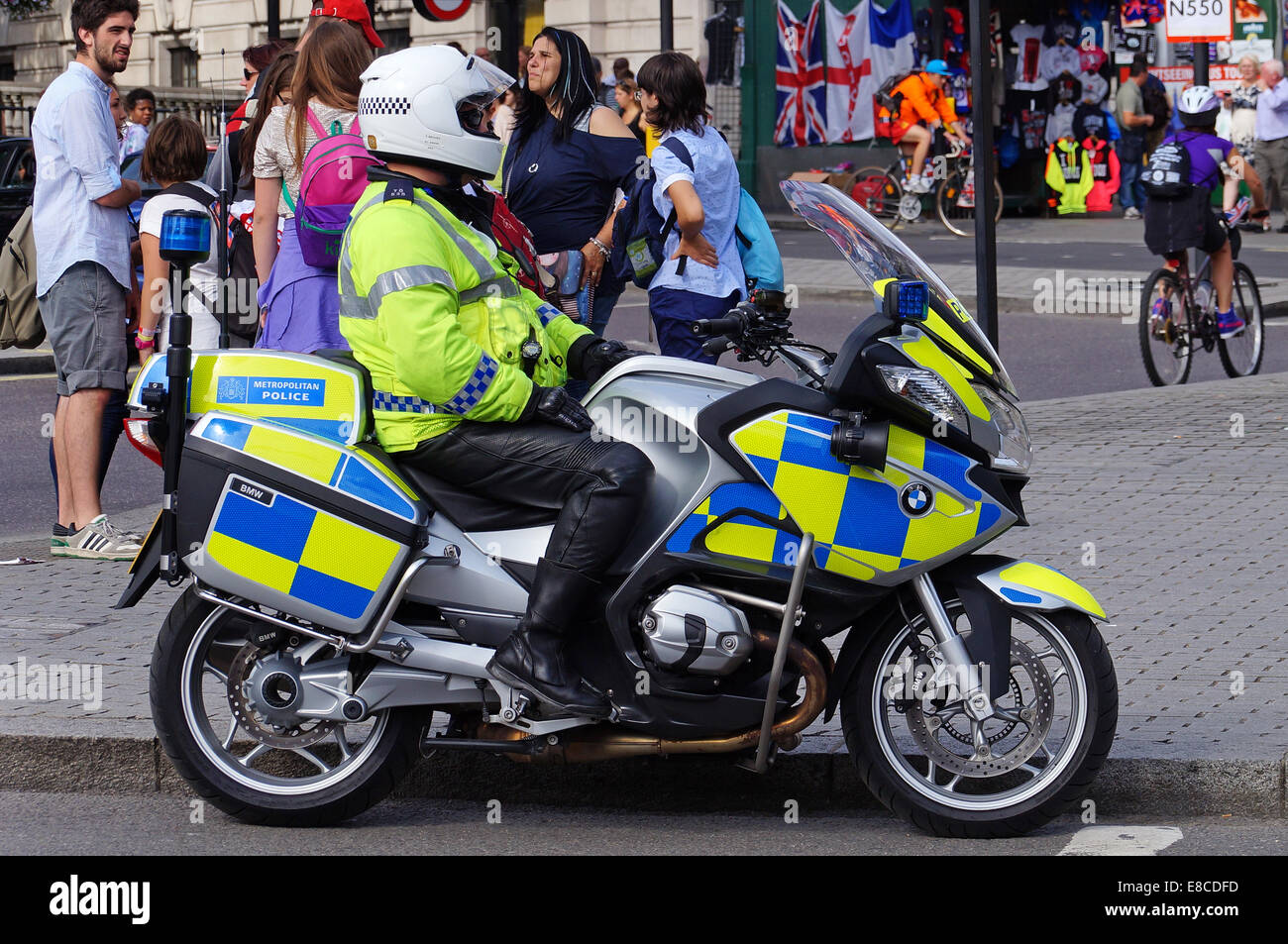 La Metropolitan Police motociclo funzionario di polizia, Londra Foto Stock