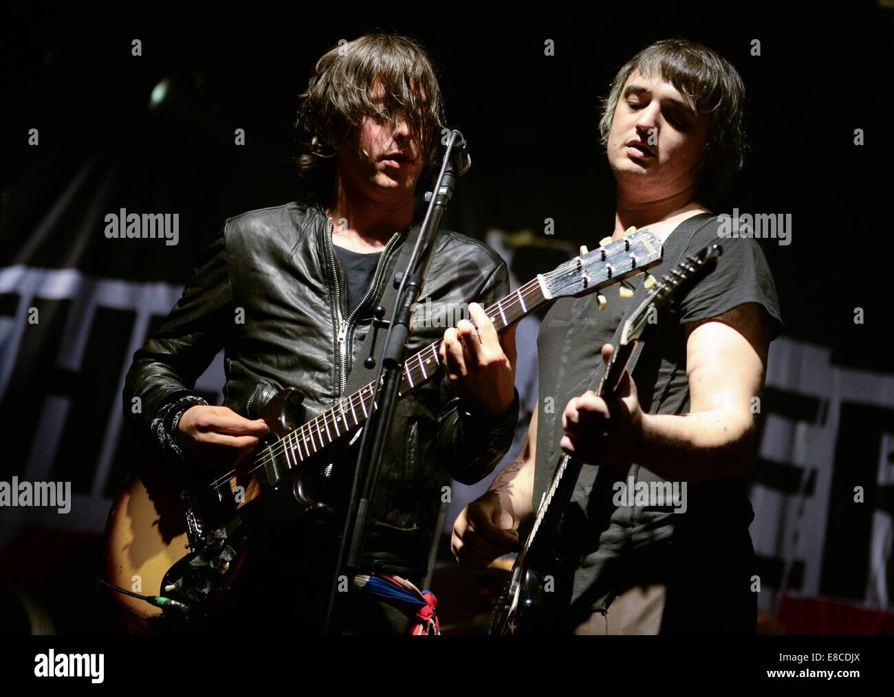 Berlino, Germania. 04 ott 2014. Il cantante Pete Doherty (R) e Carl Barat dell'inglese rock band The Libertines stand in fase di "Arena" a Berlino, Germania, 04 ottobre 2014. Foto: Britta Pedersen/dpa/Alamy Live News Foto Stock