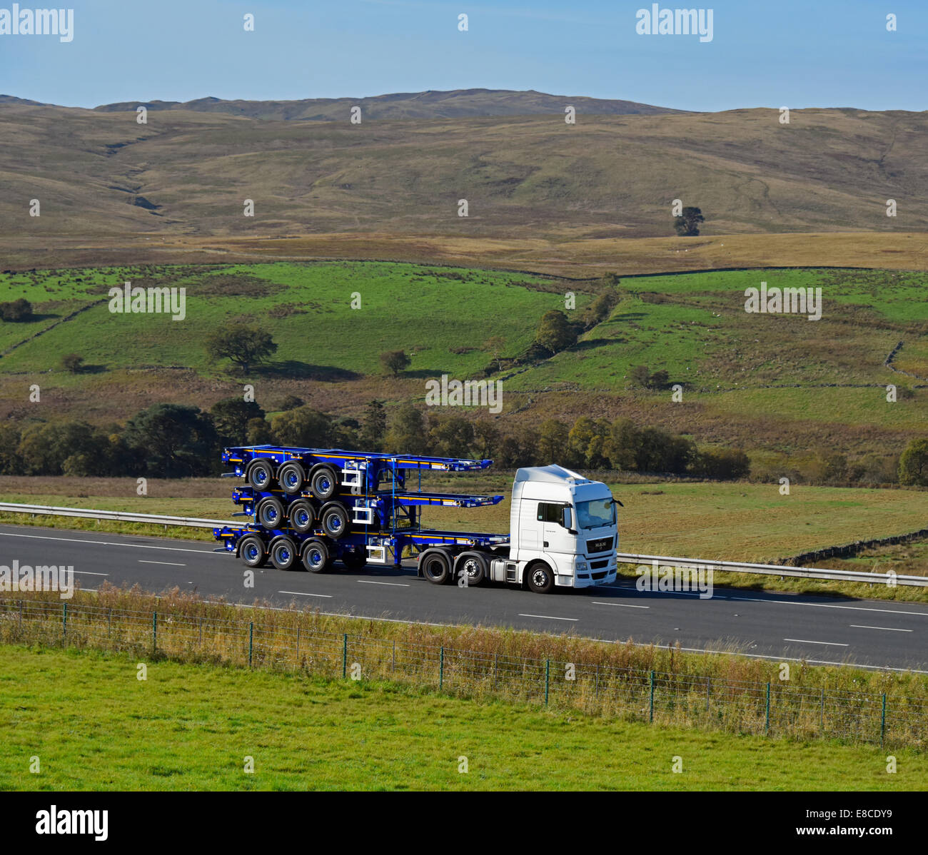 Dennison HGV portando nuovo telaio del camion. Autostrada M6, Northbound. Shap, Cumbria, England, Regno Unito, Europa. Foto Stock