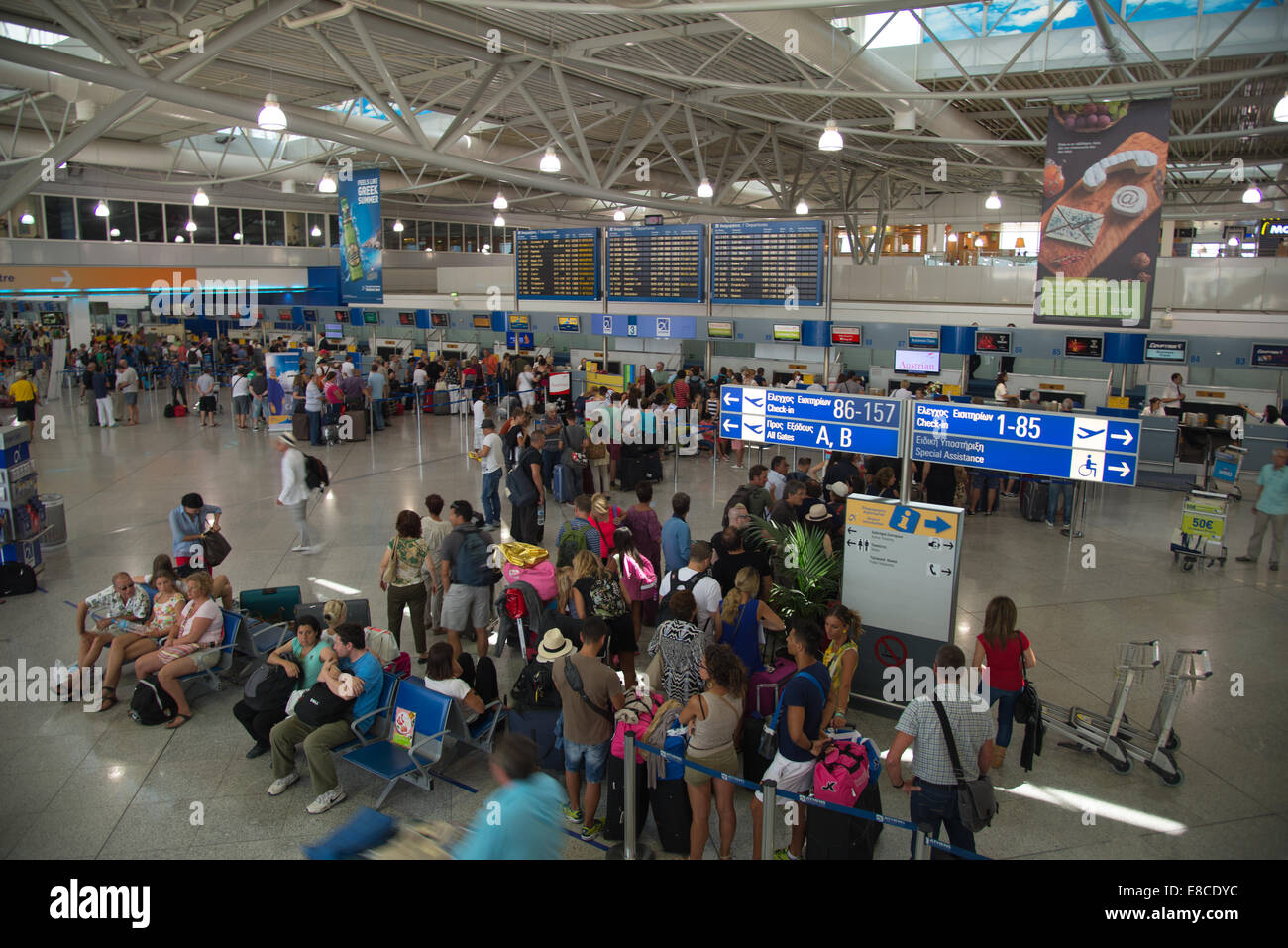 I passeggeri all'aeroporto di Atene in Grecia Foto Stock