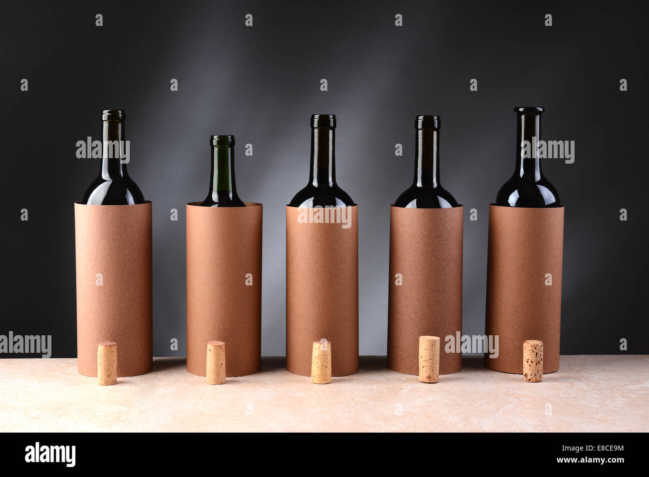 Cinque diverse bottiglie di vino impostato per ciechi una degustazione di vino. Le bottiglie hanno i tappi rimossi e impostazione se la parte anteriore Foto Stock