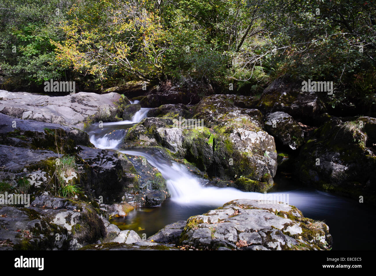 Una lunga esposizione prese di Aira Beck in Cumbria in una giornata autunnale Foto Stock