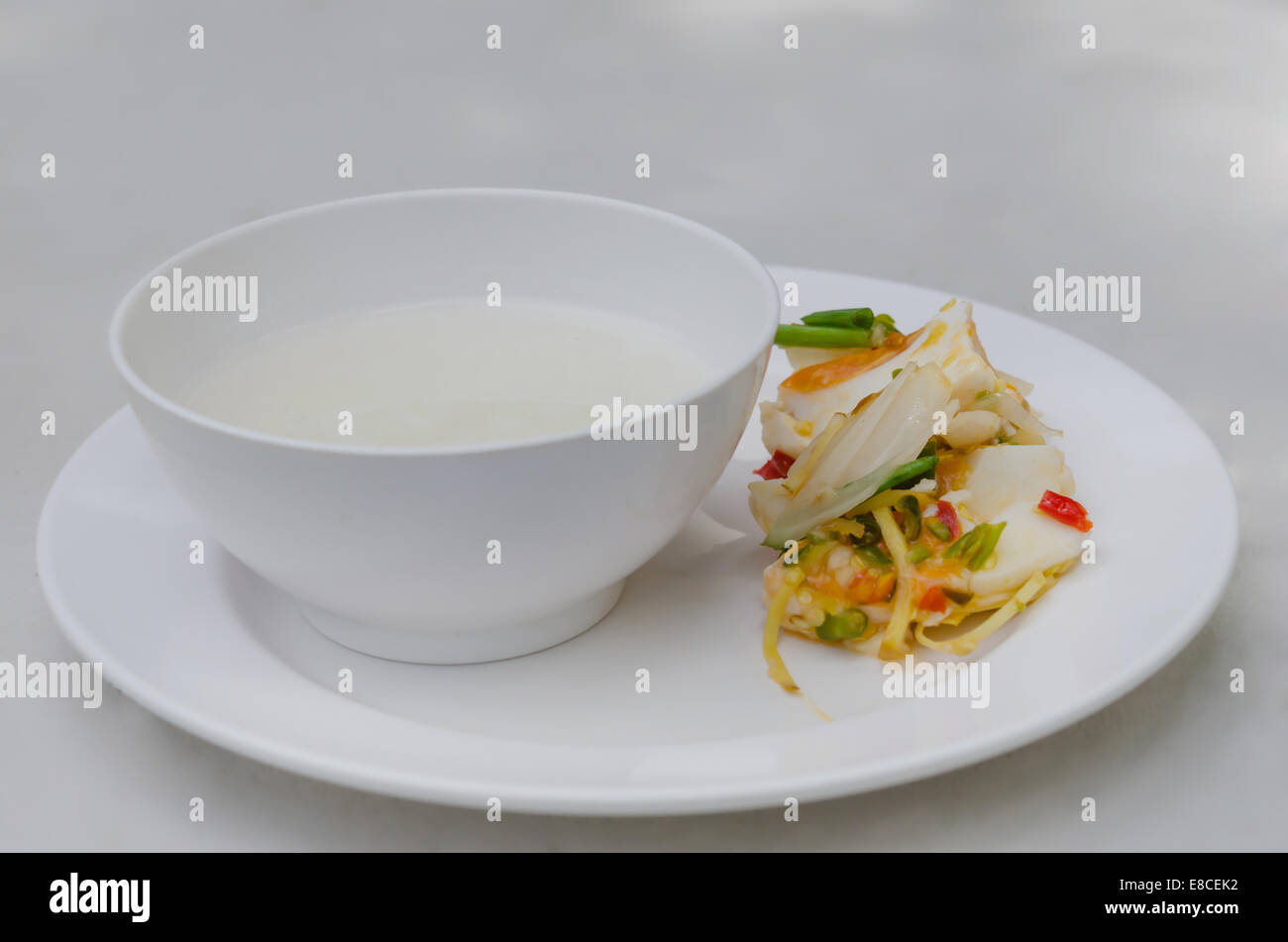 Sana zuppa di riso con il piccante salato insalata di uova Foto Stock