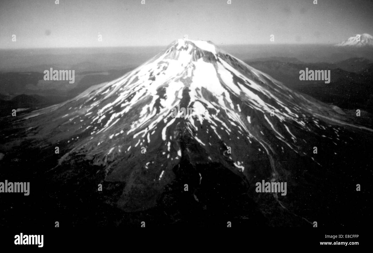 Un post #TBT dell'agosto 1964 mostra il fianco nord di Mount St. Helens a timberline, situato nella contea di Skamania, Washington. La fotografia cattura un momento nel tempo prima della famosa eruzione del 1980, offrendo uno scorcio del sereno paesaggio pre-eruttivo della montagna. Foto Stock