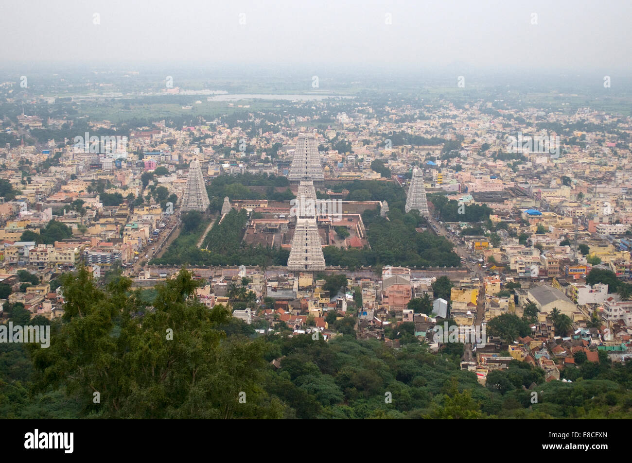 Il più grande tempio di Shiva in India meridionale, visto dalla collina di Arunachala reso famoso negli ultimi tempi dalla moderna saint Sri Ramana Foto Stock