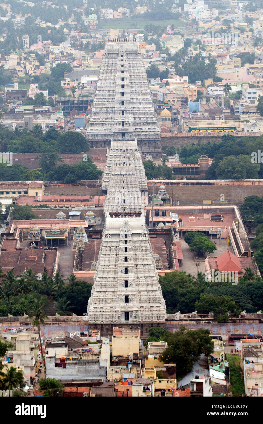Il più grande tempio di Shiva in India meridionale, visto dalla collina di Arunachala reso famoso negli ultimi tempi dalla moderna saint Sri Ramana Foto Stock