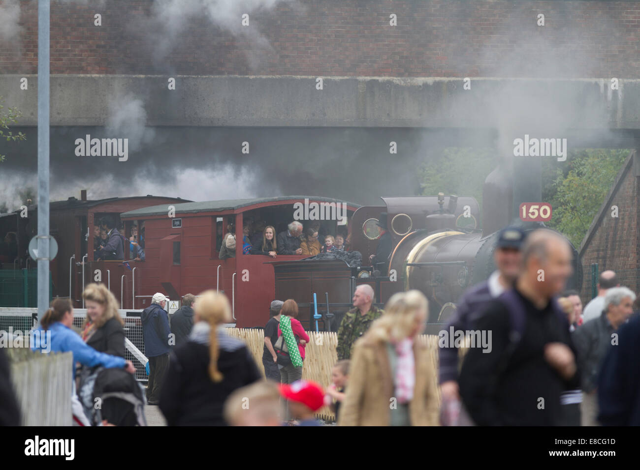 Gli spettatori e i passeggeri a NRM Shildon decimo anniversario annuale di gala di vapore domenica 21 settembre 2014 Foto Stock