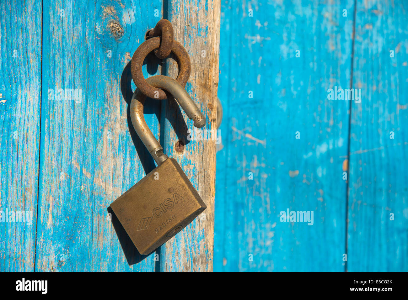 Lucchetto in blu porta in legno in Grecia Foto Stock