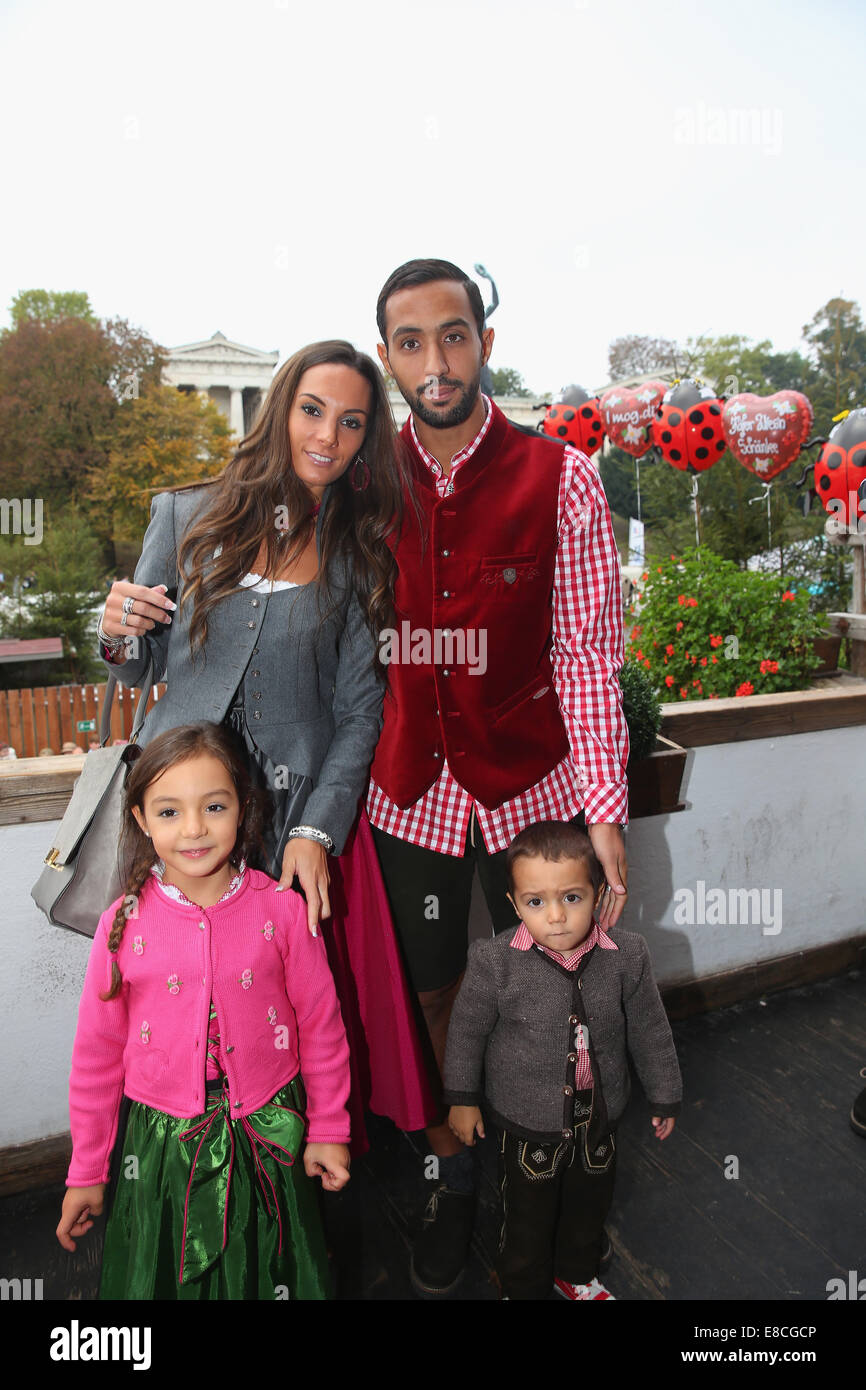 Monaco di Baviera, Germania. 5 Ottobre, 2014. Mehdi Benatia assiste con la sua moglie Cecile Benatia ed i loro bambini chiavi (R) e Lina durante il festival della birra Oktoberfest in corrispondenza della Kaefer Wiesnschaenke tenda a Theresienwiese il 5 ottobre 2014 a Monaco di Baviera, Germania. Mehdi Benatia; Cecile Benatia; chiavi; Lina Credito: kolvenbach/Alamy Live News Foto Stock